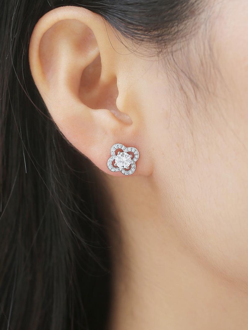 Noble and versatile four-leaf clover flowers Moissanite ear studs 925 sterling silver earrings for women