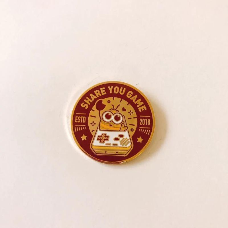 Low Price Customized Animal Shaped Golden Badge