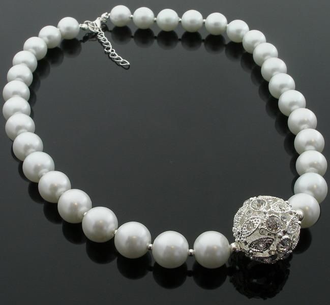 Customized Design Traditional Styles Pearl Material Necklace with Charm