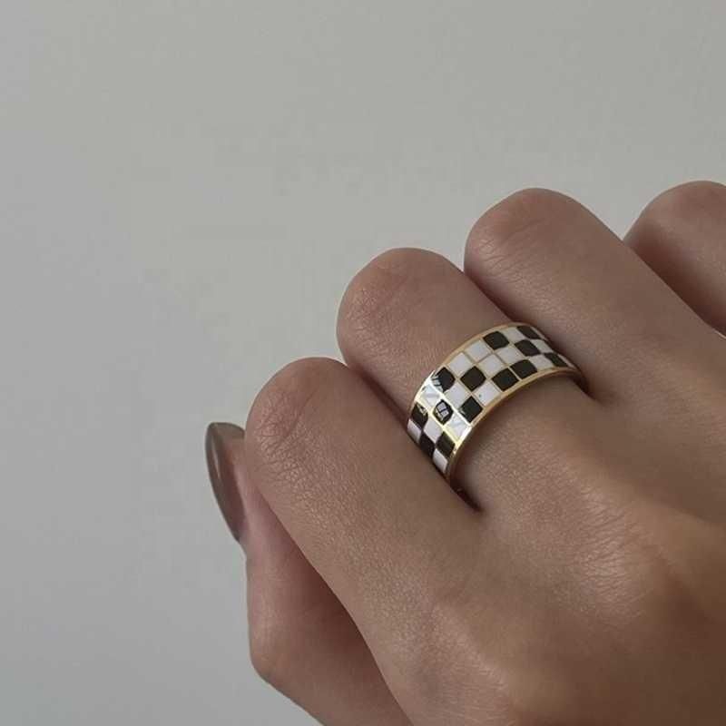 Factory Customized Wholesale Customized Matte Fashion Jewelry Stainless Steel Waterproof 18K Gold-Plated Enamel Black-and-White Checkerboard Ring