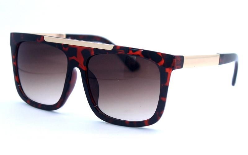 2021 New Design Fashion Plastic Sunglasses with UV Protection