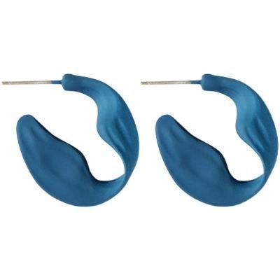 Fashion Custom Mini Minimalist Chunky Geometric Crushing Pattern C Shaped Twisted Alloy Hoop Earrings in Blue Coating for Women and Girls