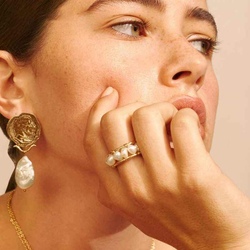 Exquisite Detail Construction and Beautiful Shell Pearls Brass Rings