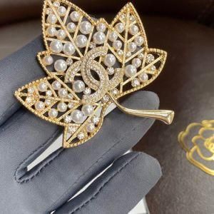Designer Brooches Leaf Brooch with Fresh and Stylish Design for Girls Luxury Designer Famous Brand Fashion Brooches Wholesale Price