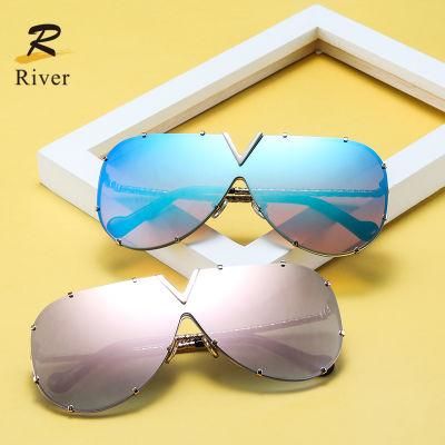 Fashion Unique Bend Temple Oversize Women Stock Sunglasses 2021