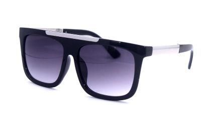 2021 New Design Fashion Plastic Sunglasses with UV Protection