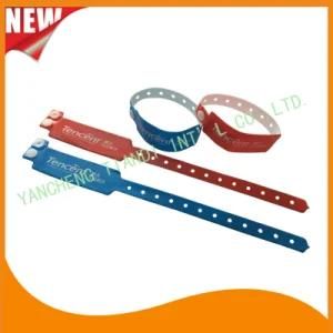 Custom Entertainment Vinyl Plastic Wristbands Bracelet Bands (E6060B4)