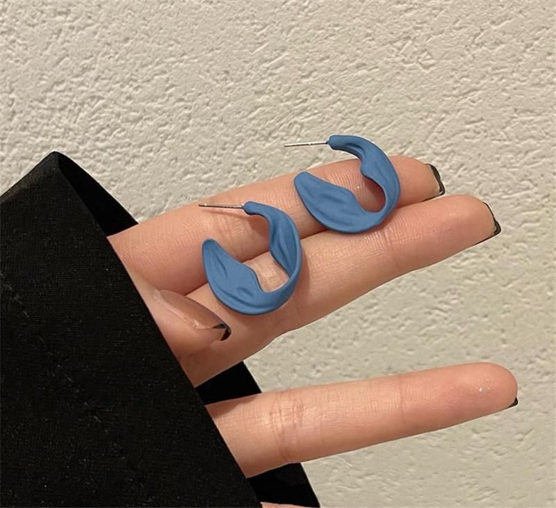 Fashion Custom Mini Minimalist Chunky Geometric Crushing Pattern C Shaped Twisted Alloy Hoop Earrings in Blue Coating for Women and Girls