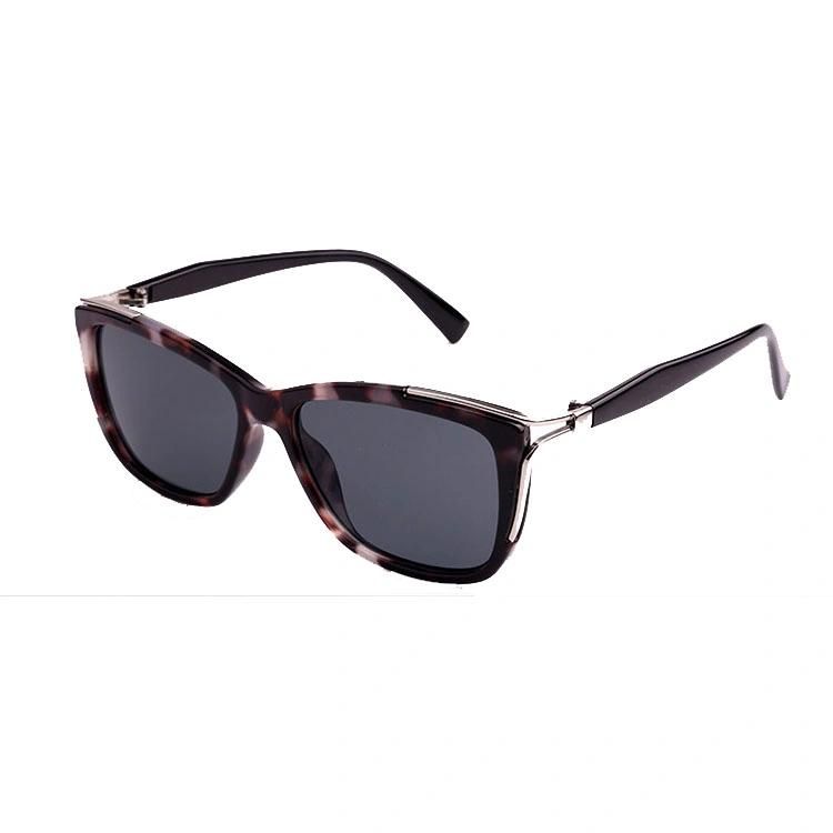 2019 Square Shape Fashion Sunglass with Metal Decoration