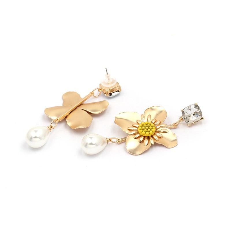 Female Autumn White Floral Diamond Imitation Pearl Resin Earring with Flower