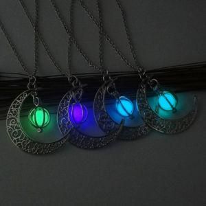 Fashion Women&prime;s Stone Shine Moon Charm Luminous Stone Necklace