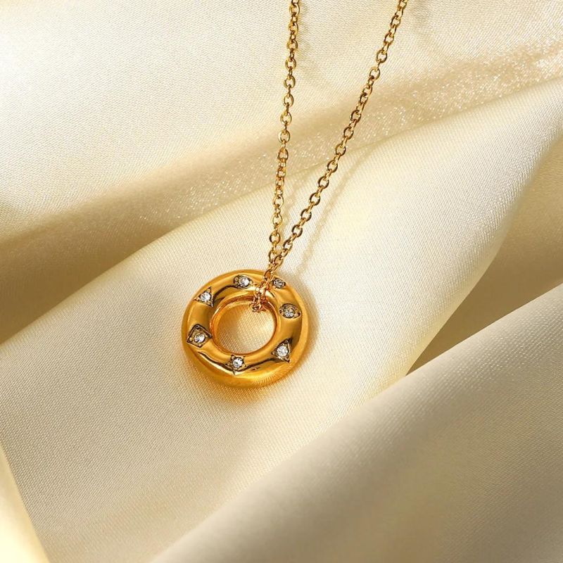 Factory Customized Fashion Jewelry European American Temperament Stainless Steel Plated 18K Gold Zirconium Inlaid Doughnut Pendant Necklace