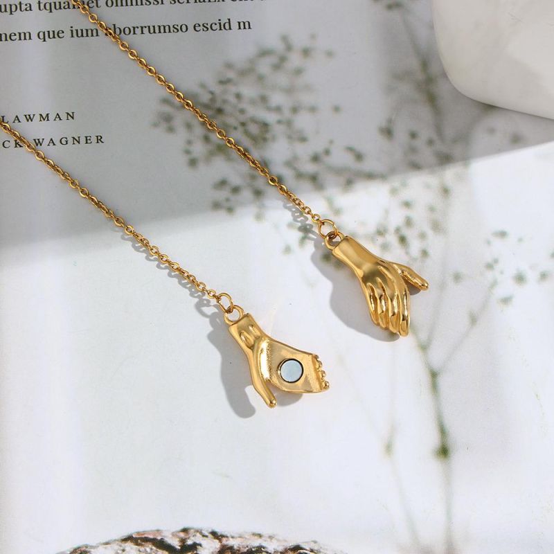Factory Customized Fashion Jewelry Gold-Plated Stainless Steel Necklace Jewelry Magnetic Handshake Charm Pendant Steel Necklace Women′s Gold Necklace