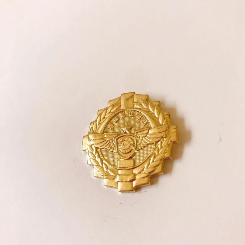 Low Price Customized Animal Shaped Golden Badge