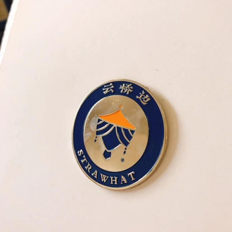 Low Price Customized Animal Shaped Golden Badge