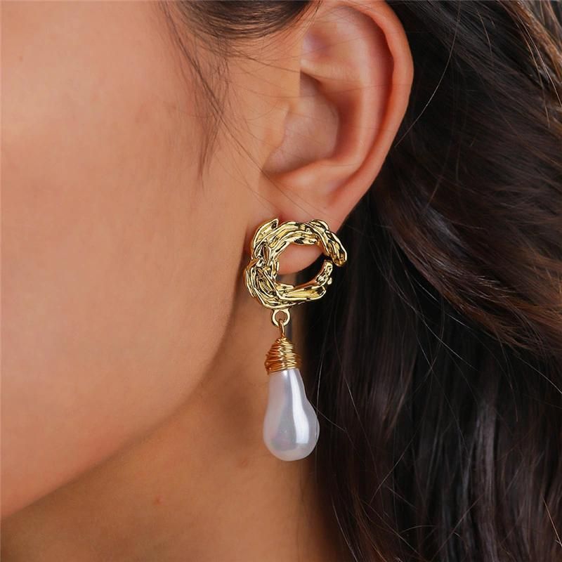 Manufacture New European Design Twisted Alloy Wing with Wrapping Teardrop Pearl Drop Earrings