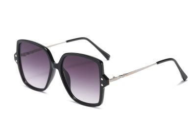 Delicate Women&prime;s Butterflies Frame Top Fashion Sunglasses with Metal Temple