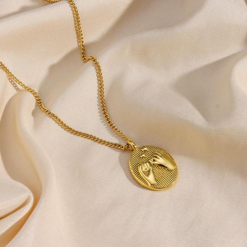 Factory Customized Fashion Jewelry Fashion Brand Carved Pendant Jewelry Stainless Steel Electroplating 18K Gold Oval Hook Love Pendant Necklace