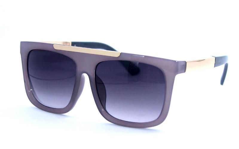 2021 New Design Fashion Plastic Sunglasses with UV Protection