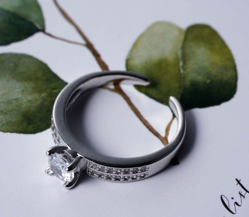 Fashion Simple Stylish Elegant and Elegant Diamond Ring