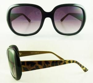 Classic Women&prime;s Sunglasses With Nice Pattern on The Temple (C24001)