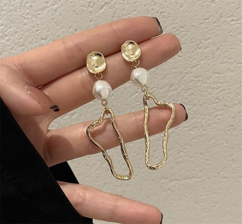 Manufacture New Trendy Design Geometric Foot Pendant Hammered Round Disc Stud Pearl Earrings for Women Bijoux