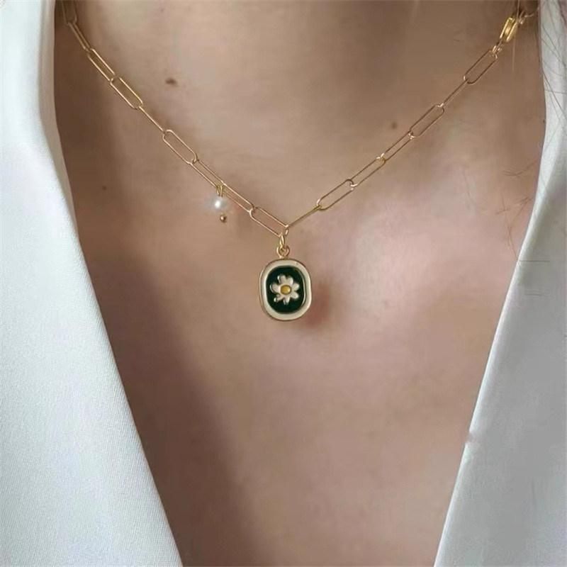 2022 Newly Designer Dainty Daisy Flower Pendant Stainless Steel Necklace 18K Gold Filled White and Green Enamel Chrysanthemum Pearl Link Chain Choker Necklace