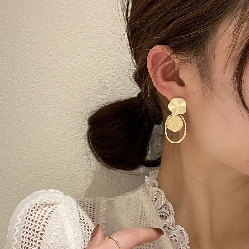 Wholesale Manufacture Waved Disc New Fashion Exaggerated Retro European and American Head Figurative Coin Alloy Oval Link Earrings for Women Girls in Matte Gold