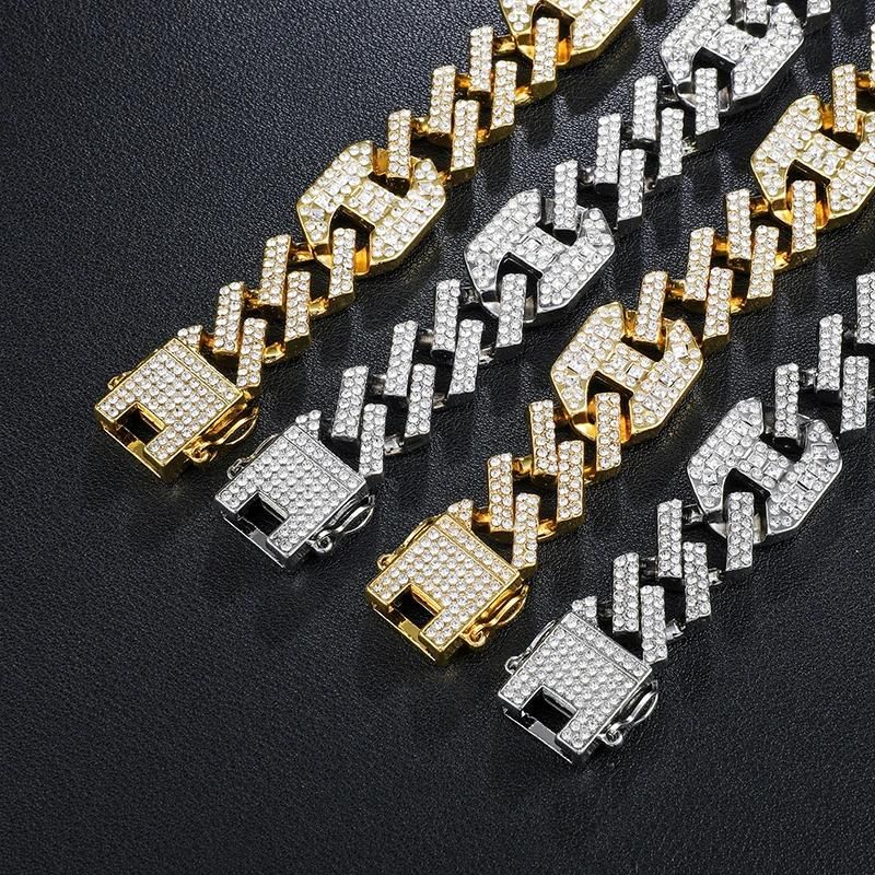 Creative Fashion Designed Brass Necklace with Zinc Alloy