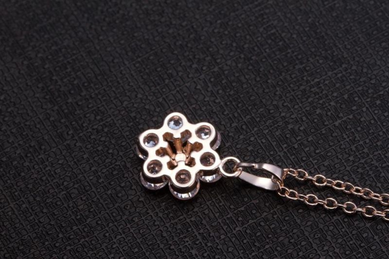 Fashion Simple Zircon Snowflake Pendant Necklace