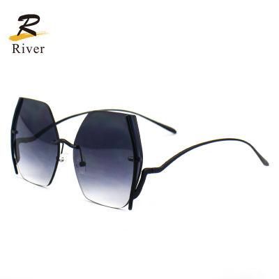 Light New Design Peculiar Frame Women Stock Sunglasses