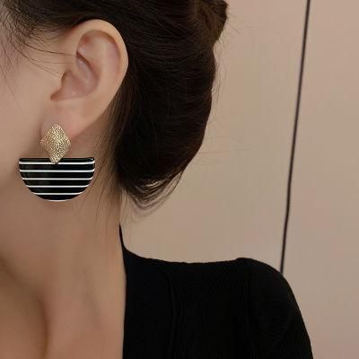 Korean Temperament Stylish Black White Stipple Perspex Fan Shape Earring with Waved Dotting Gold Plated Stud Earrings for Fashion Jewelry