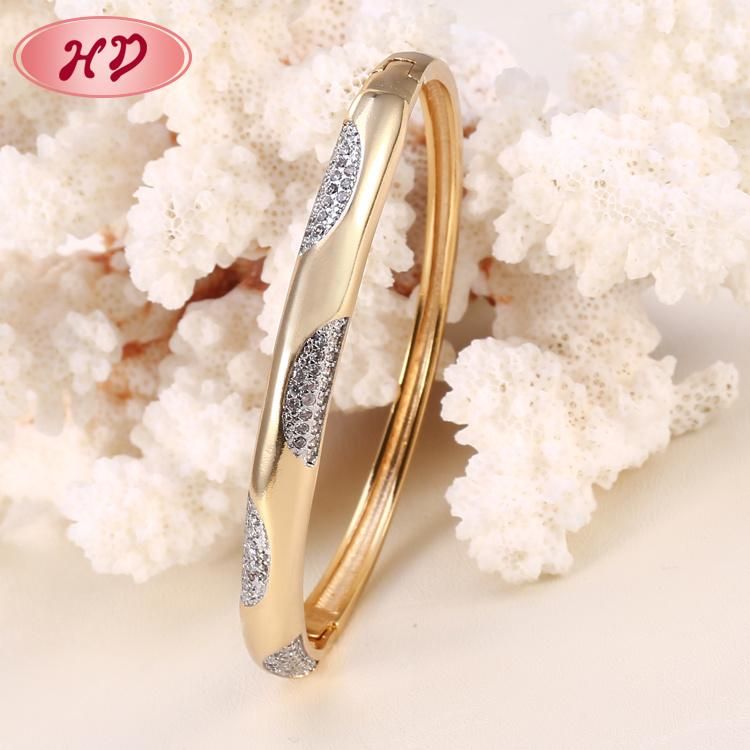 Lovely Flower Shape Design Women Gold Plated Crystal Bangle for Women