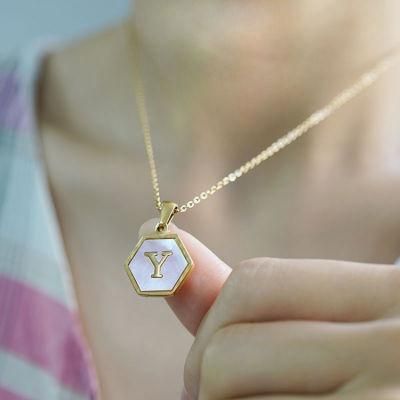 Wholesale 18K Gold Stainless Steel Letter a-Z Initial Necklace for Women White Hexagon Shell Alphabet Pendant Necklace
