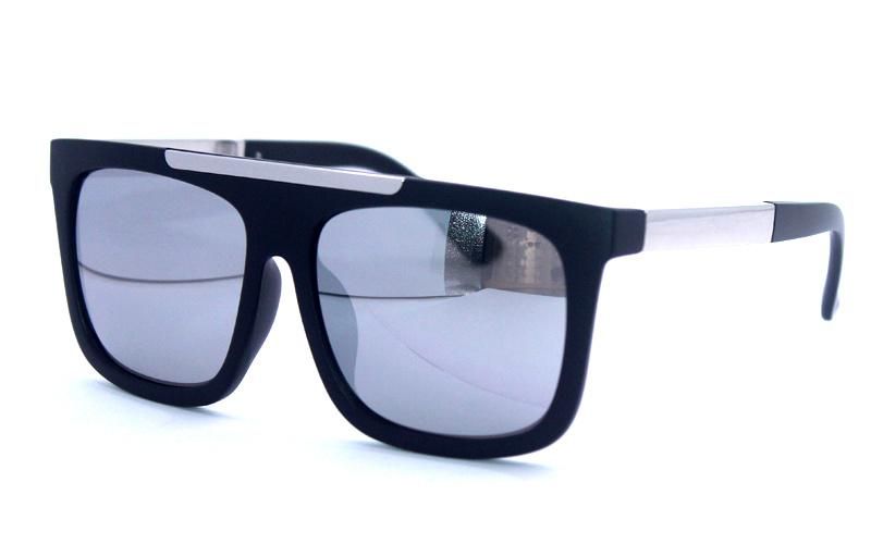 2021 New Design Fashion Plastic Sunglasses with UV Protection