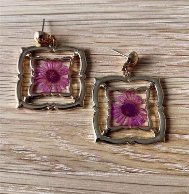 Fashion New Cut out Filigree Design 18K Gold Plated Square Drop Real Dried Flower Resin Pendant Earrings for Women Lady Girls