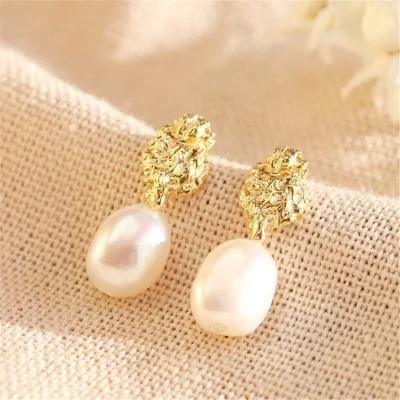 New Fashion 18K Gold Plated Irregular Baroque Artificial Pearls Ear Organic Finish Pearl Drop Earrings with Textured Alloy for Women