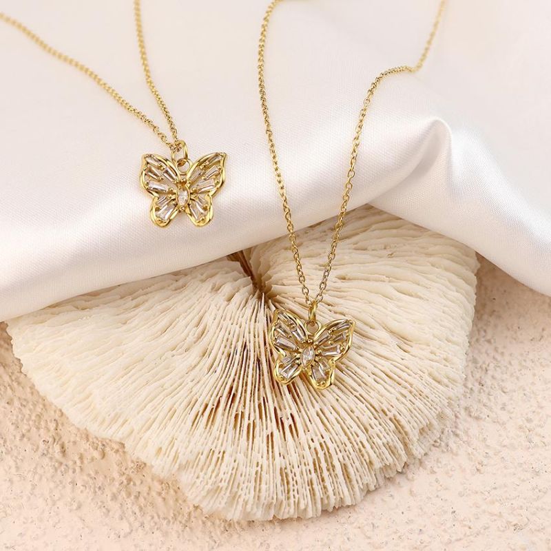 18K Gold Hollow Relief Diamond Flower Pendant Necklace for Women