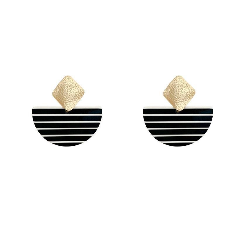 Korean Temperament Stylish Black White Stipple Perspex Fan Shape Earring with Waved Dotting Gold Plated Stud Earrings for Fashion Jewelry