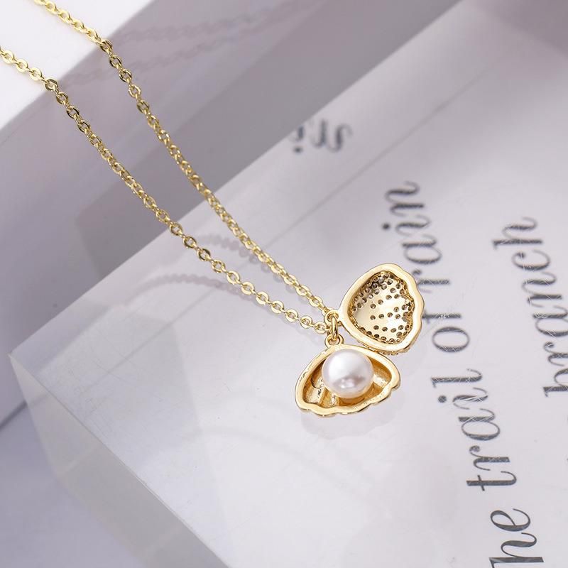 Fashion Crystal Hollow-out Shell Pendant Necklace