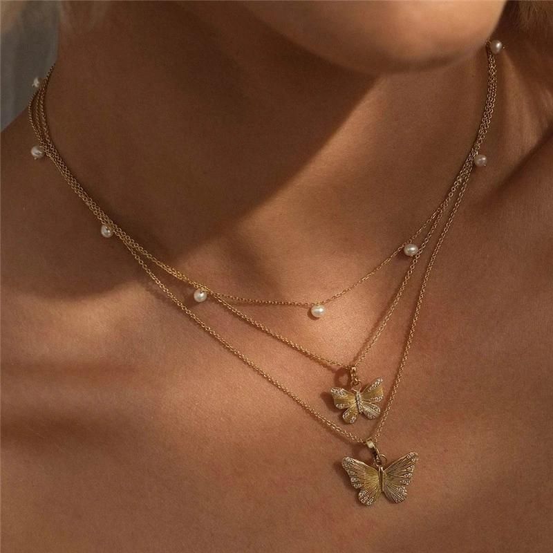 Wholesale Trendy 2022 Zinc Alloy 18K Gold Pendant Charm Butterfly Women Necklace with Crystal Glass Stone