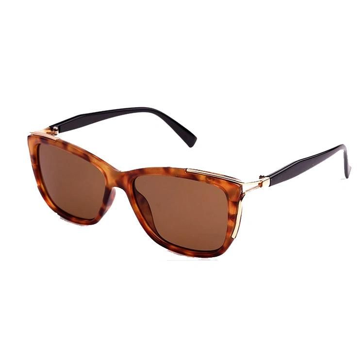 2019 Square Shape Fashion Sunglass with Metal Decoration