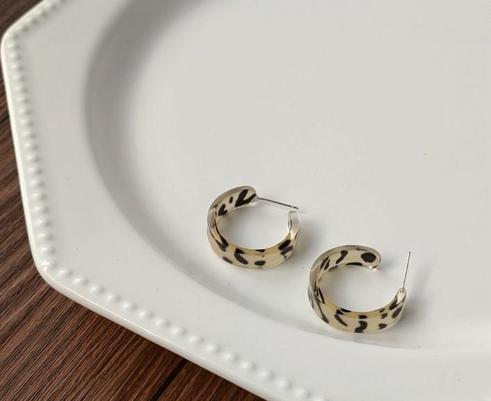 Leopard Print C-Type Acrylic Circle Earrings