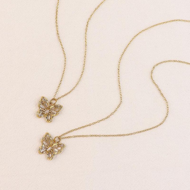 18K Gold Hollow Relief Diamond Flower Pendant Necklace for Women
