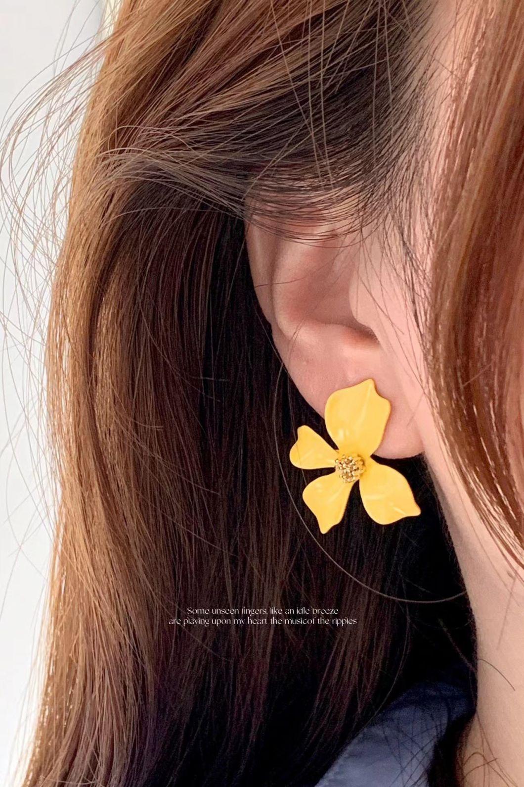 Best Selling Women Dainty Enamel Flower Stud Earring Chick Flower Shape Cream Violet Yellow Painted Fashion Women Earrings for Gift or Party